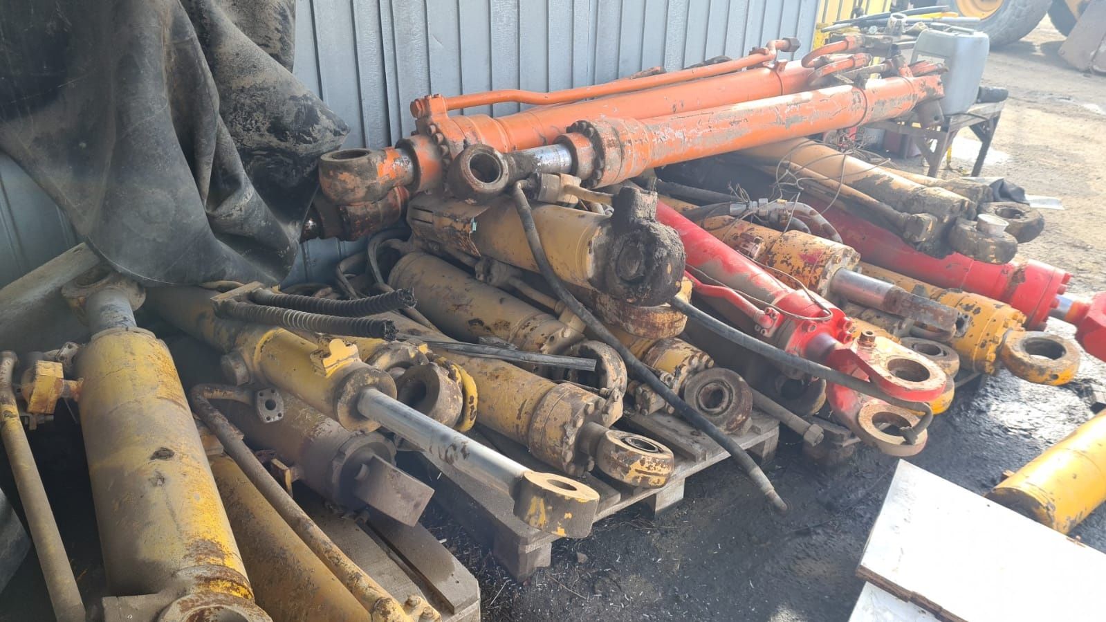 Vând cilindri încărcător frontal liebherr 541 și 531