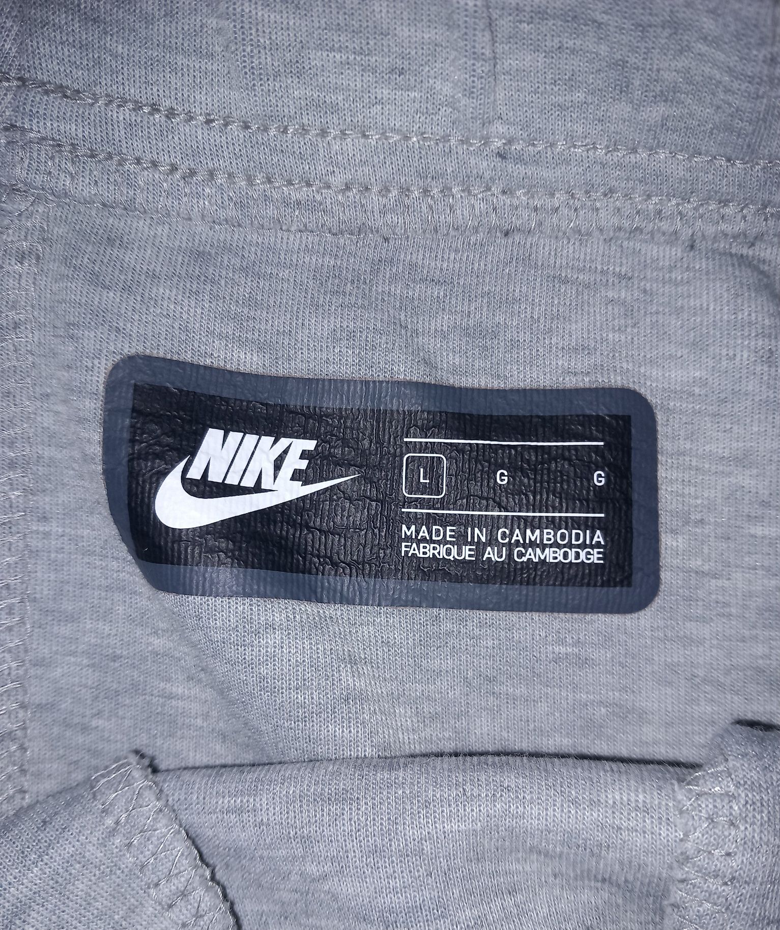 Pantaloni nike ( nu amiri sau essentials)