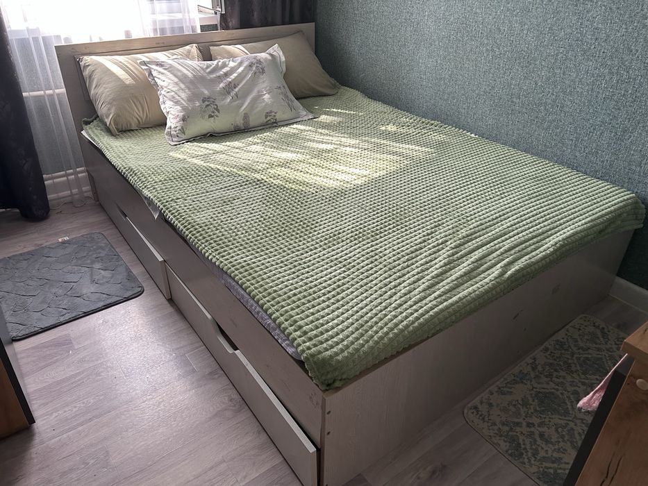 Продам кровать с матрасом  в хорошом состоянии.
