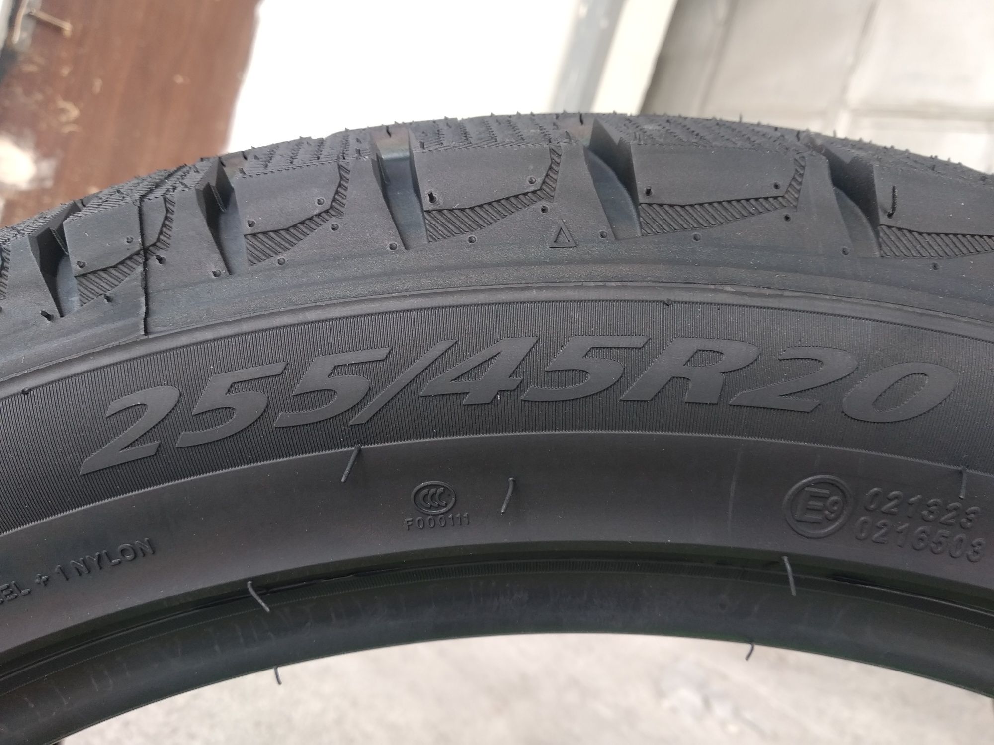 Зимние автошины 255/45R20