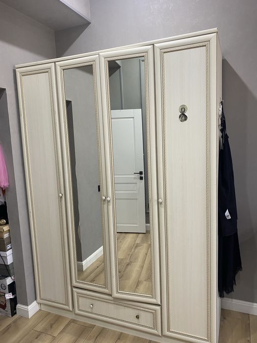 Распашной шкаф б/у