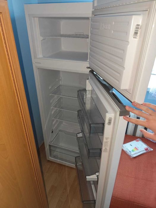 Vînd frigider Sharp, aflat într-o stare excelentă