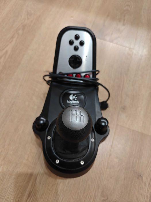 Волан с педали и скоростен лост Logitech G27