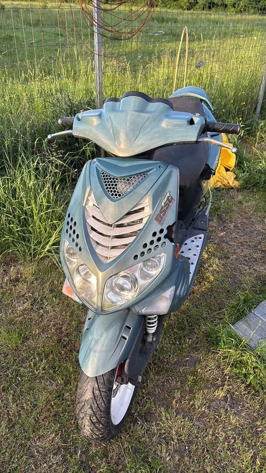 Продават49 и 150 куб piaggio. peugeot на части