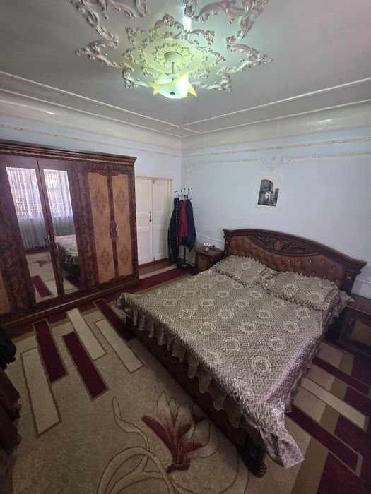 Кибрай Уймовут маҳалласида 8 хона 7 сотихли уй сотилади.