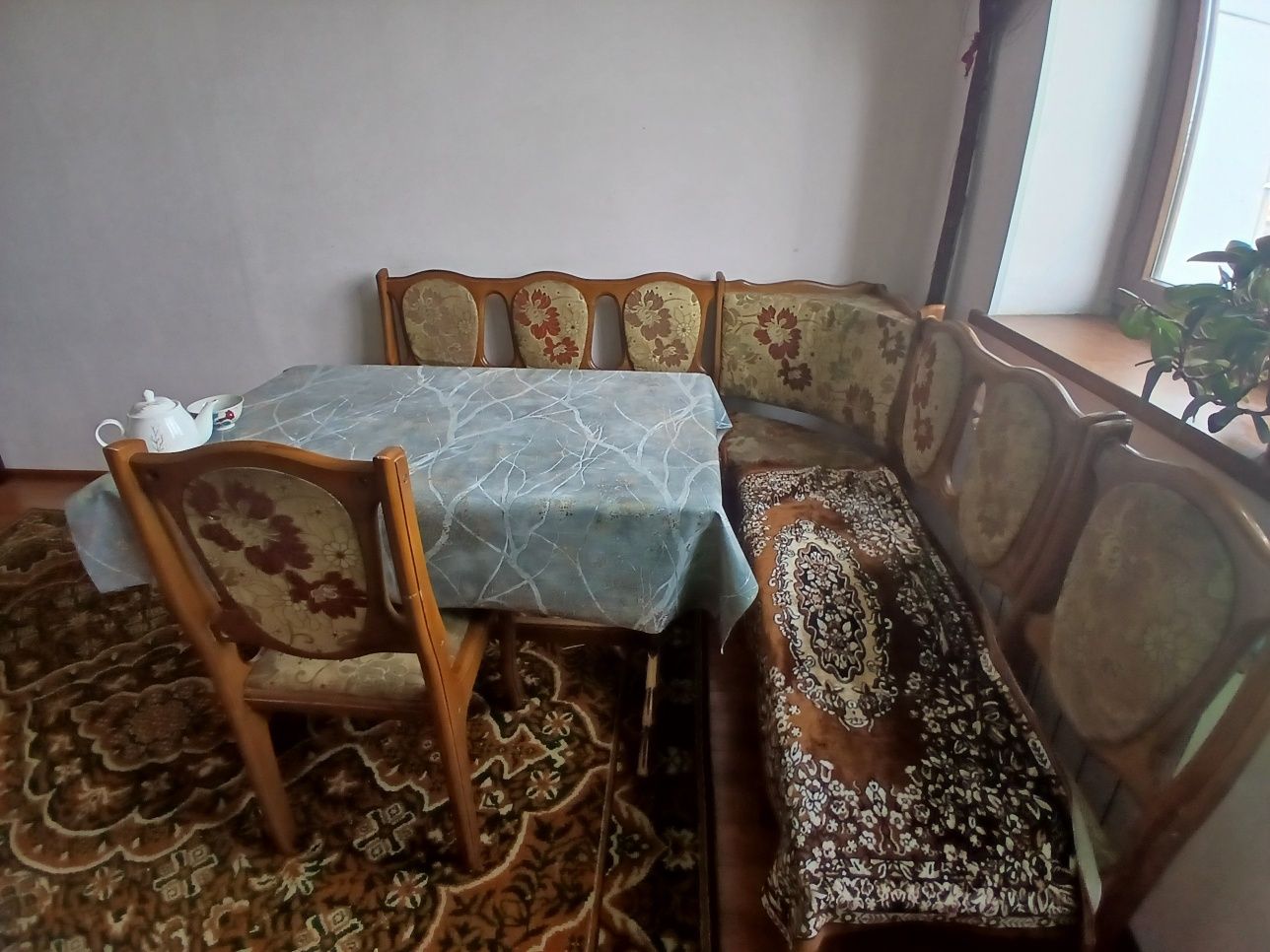 Продаётся уголок  из кресел
