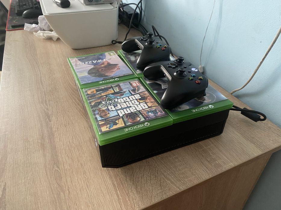 Vand Xbox ONE negru