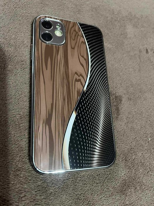 iPhone 11 в отлично състояние с нови калъфи и протектори