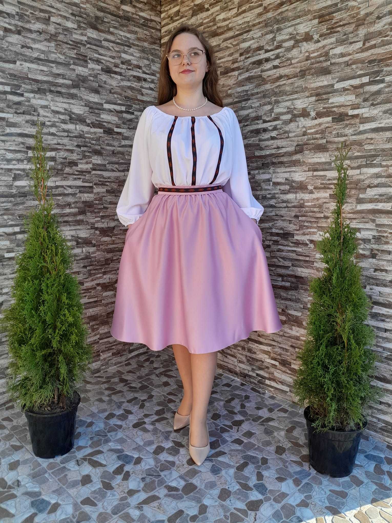 Rochie elegantă cu motive tradiționale