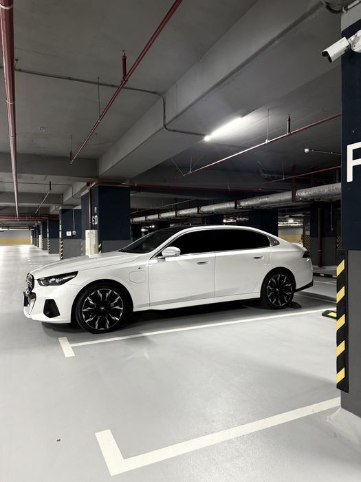 BMW i5 М спорт фул позиция