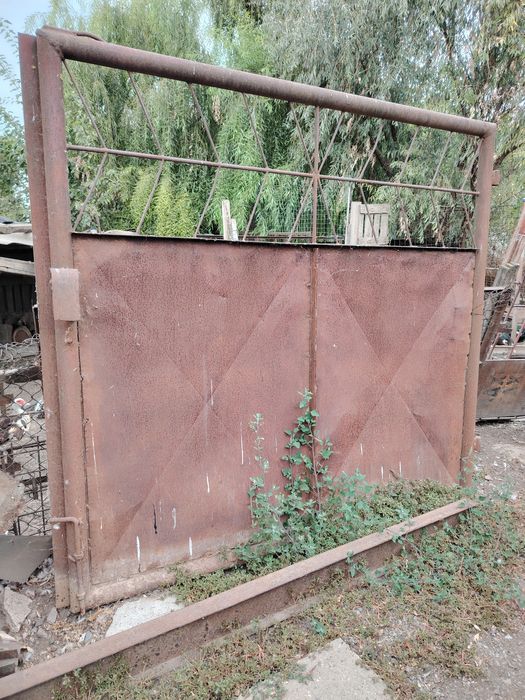 Vînd porți metalice