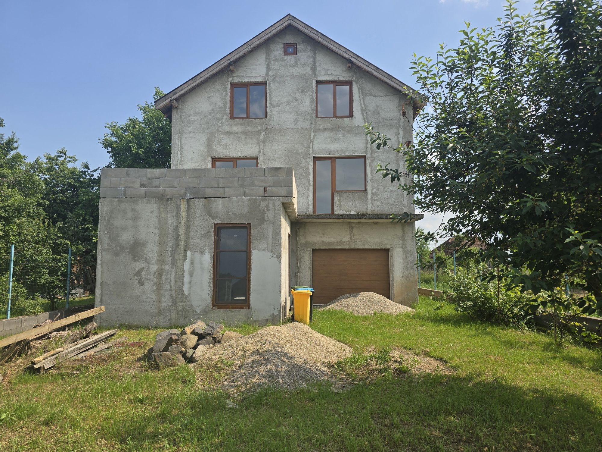 Casa, vila cu 8 camere garaj dublu, beci, terasa 30 mp, tren 28 ari