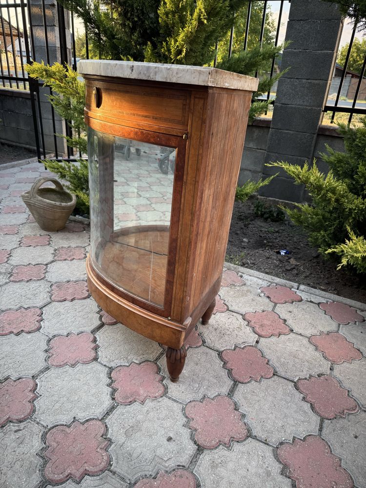 Vitrină de colt din lemn cu blat de marmură – stil clasic