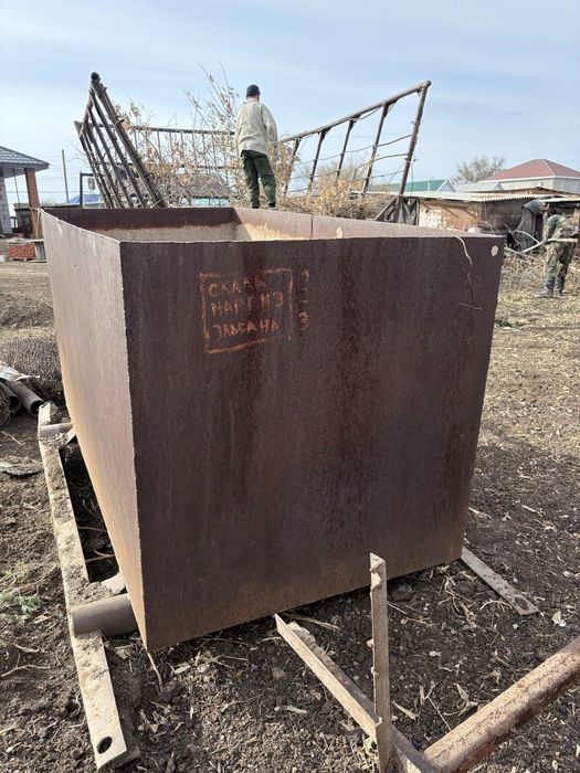 Железный чан или емкость для воды