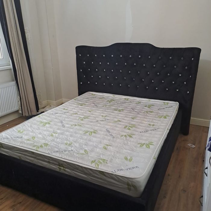 Спальни кроват хорошим состояние