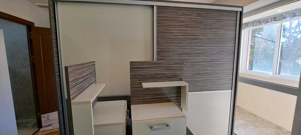 Обзавеждане за спалня - гардероб, скрин, нощни шкафчета и огледало