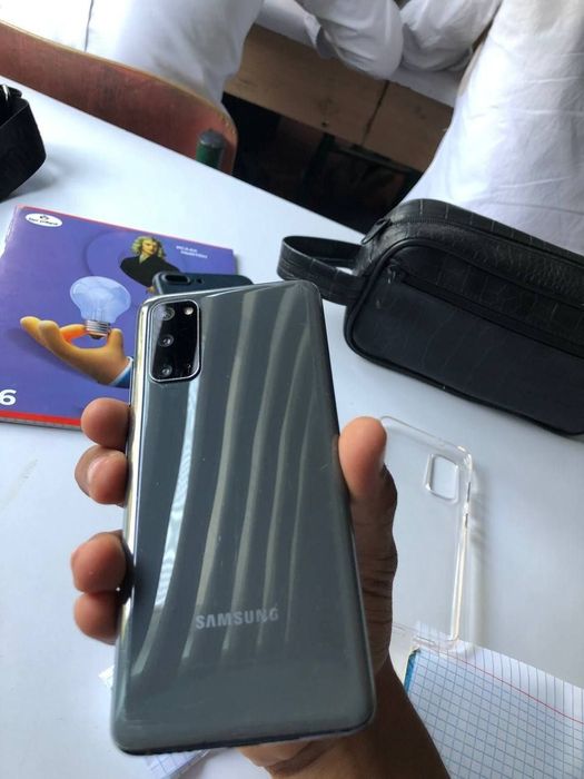 Samsung S20 5G
Xolati yaxshi
Xotirasi 128/12
Rangi rasimda 
Karobka da