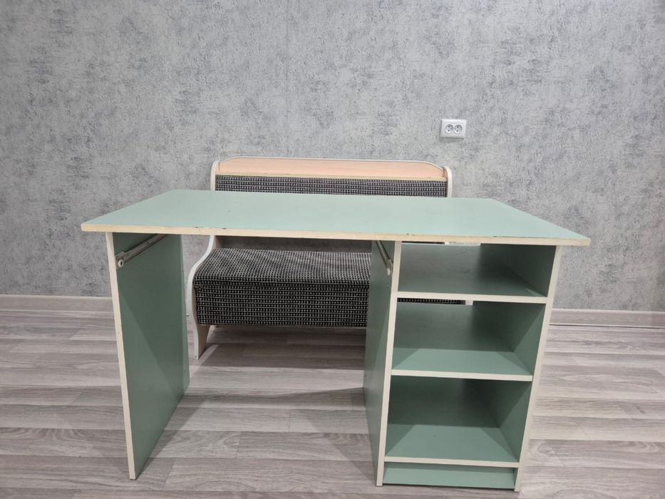 Отдам бесплатно Диван кухонный, стол письменный.