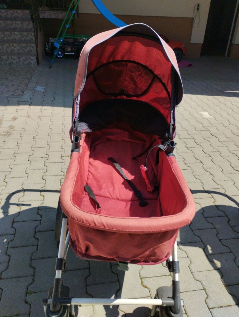 Vând doua cărucioare, cel negru 100 de lei și cel vișiniu 70 de lei