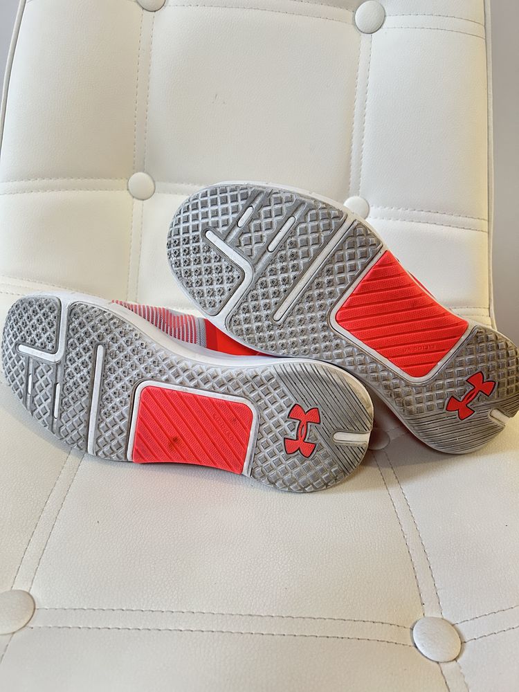 Маратонки Under Armour 37,5 номер 23,5 см
