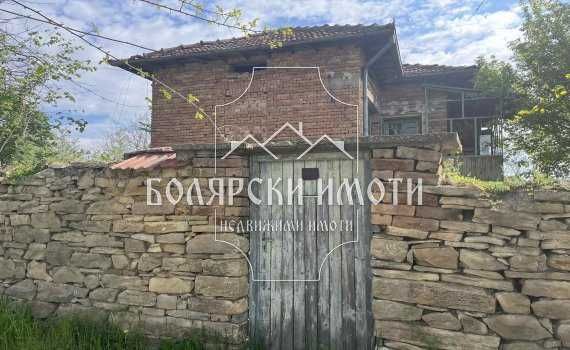 Двуетажна къща за ремонт в село Обединение