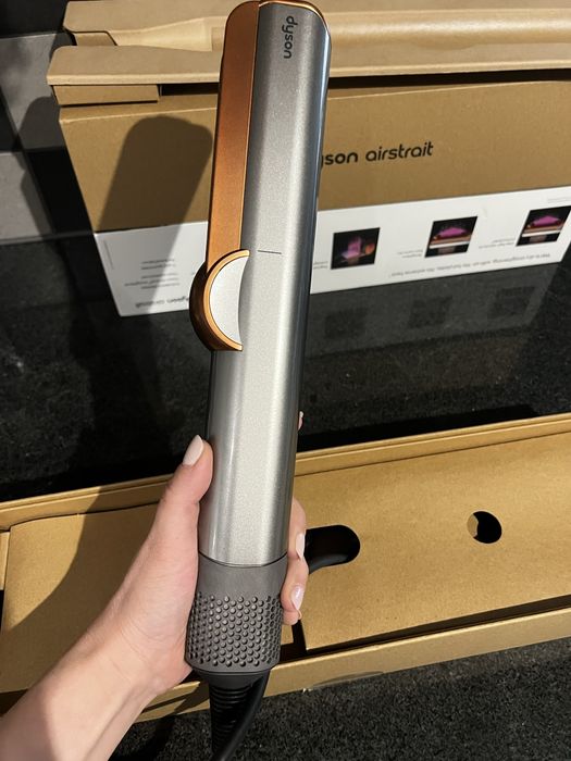 Продавам напълно оригинална Dyson Airstrait Nickel/Copper