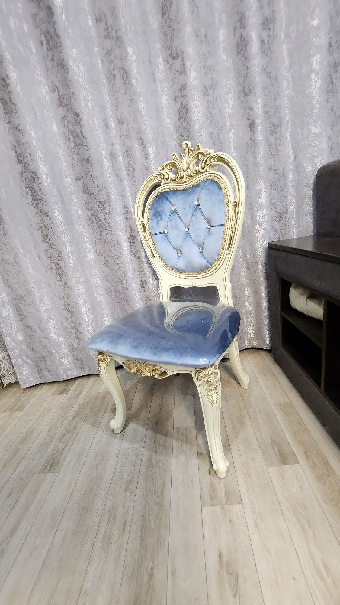 стол со стульями для зала