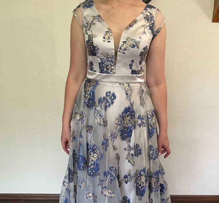 Платье красивое для торжества, размер 46-48, длинное со шлейфом