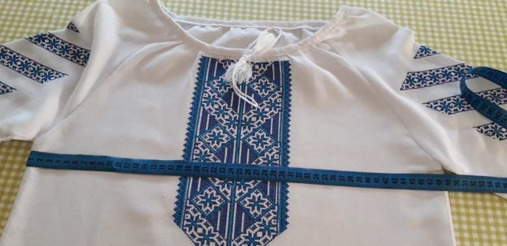 Cămașă tradițională cusută pe panza de casă