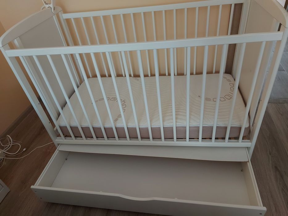 Бебешко легло от бор Baby needs с чекмедже