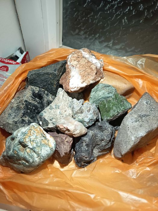 Разни кристали и минерали