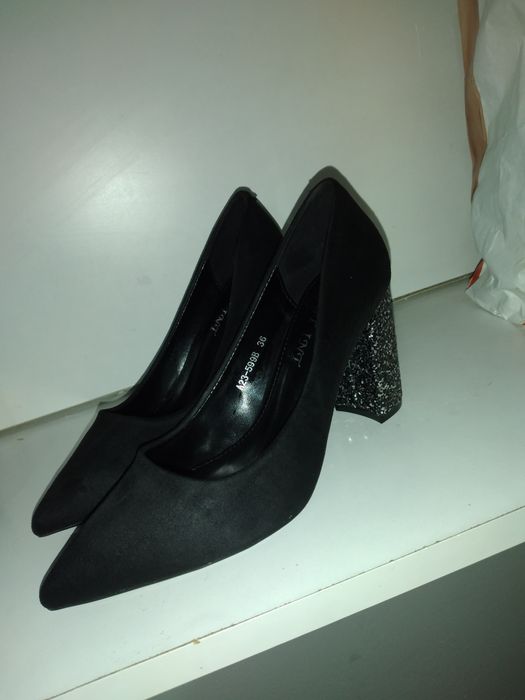 Vând pantofi stiletto