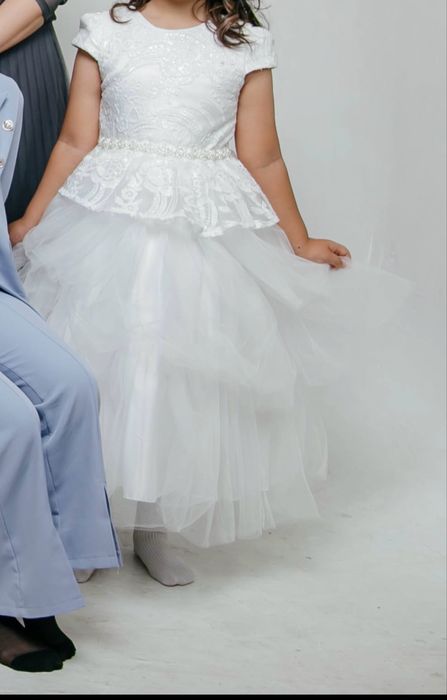 Платья белое шикарное новое белое.