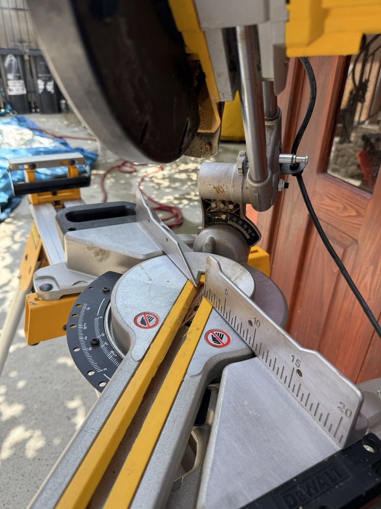 Pendula dewalt cu masa