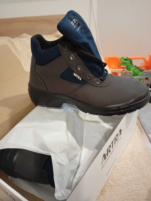 Продавам зимни обувки Artra много качествени.