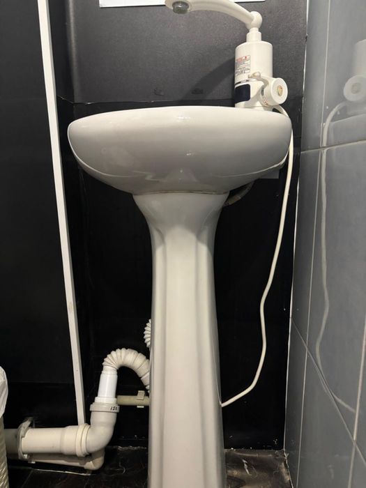 Раковина с пьедесталом + кран с нагревателем