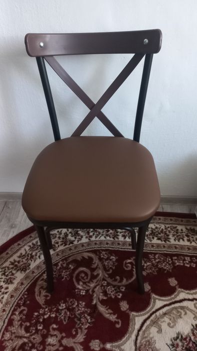 Vând scaune doua bucăți