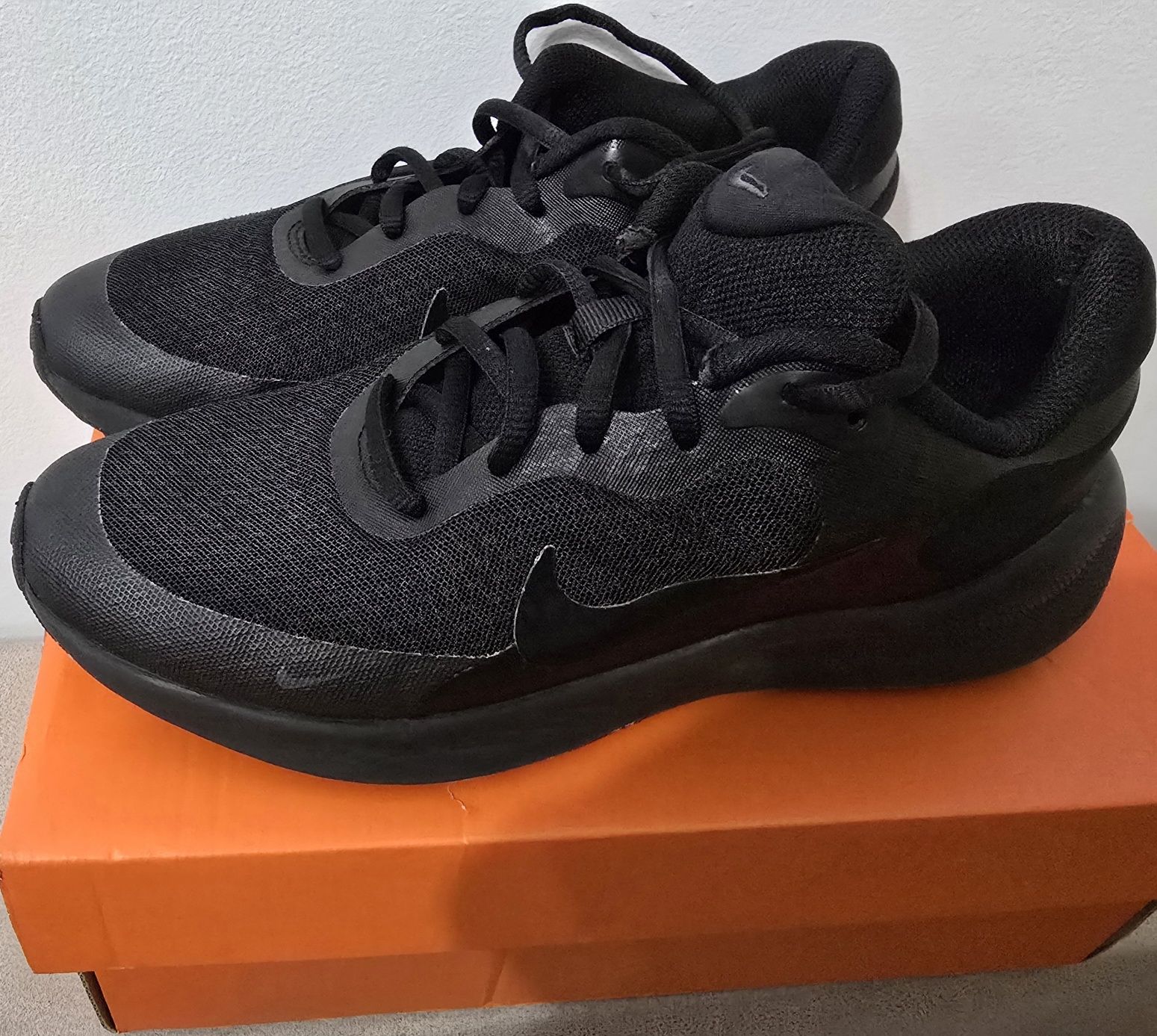 Маратонки Nike Revolution 7 номер  38,5