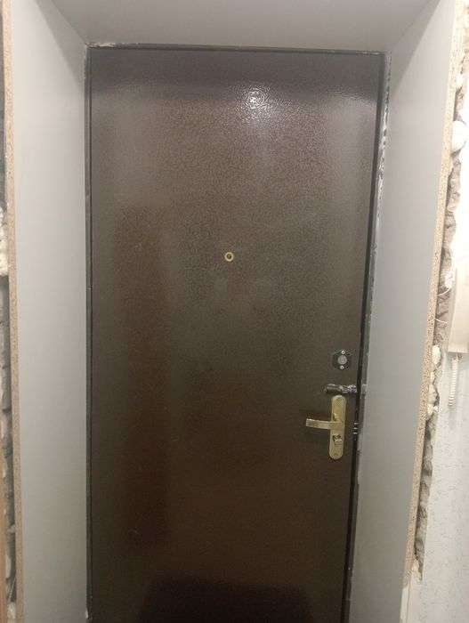 Продам железную входную дверь.