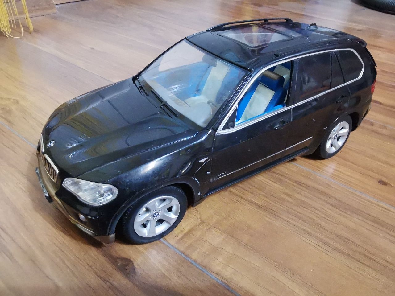 Masinuta BMW X5 de 34 cm