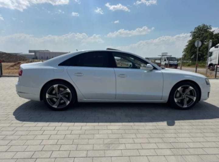 AUDI A8 в перфектно състояние както отвън така и отвътре.