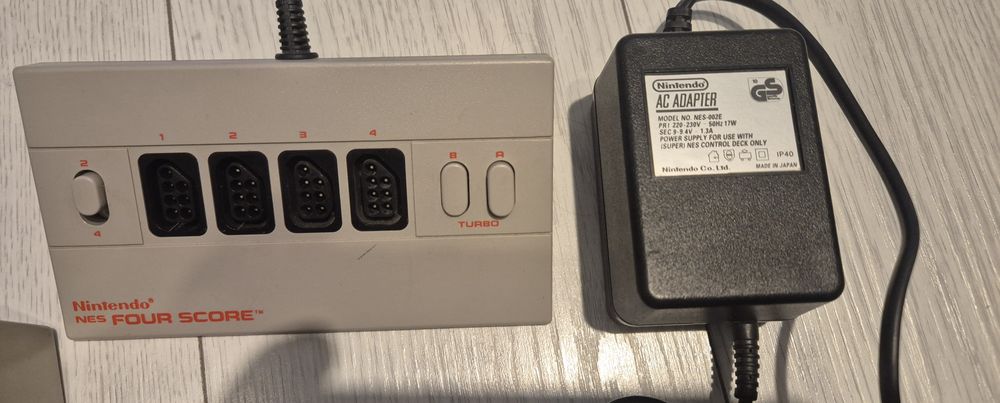 Nintendo NES plus 4 manete originale plus 2 jocuri