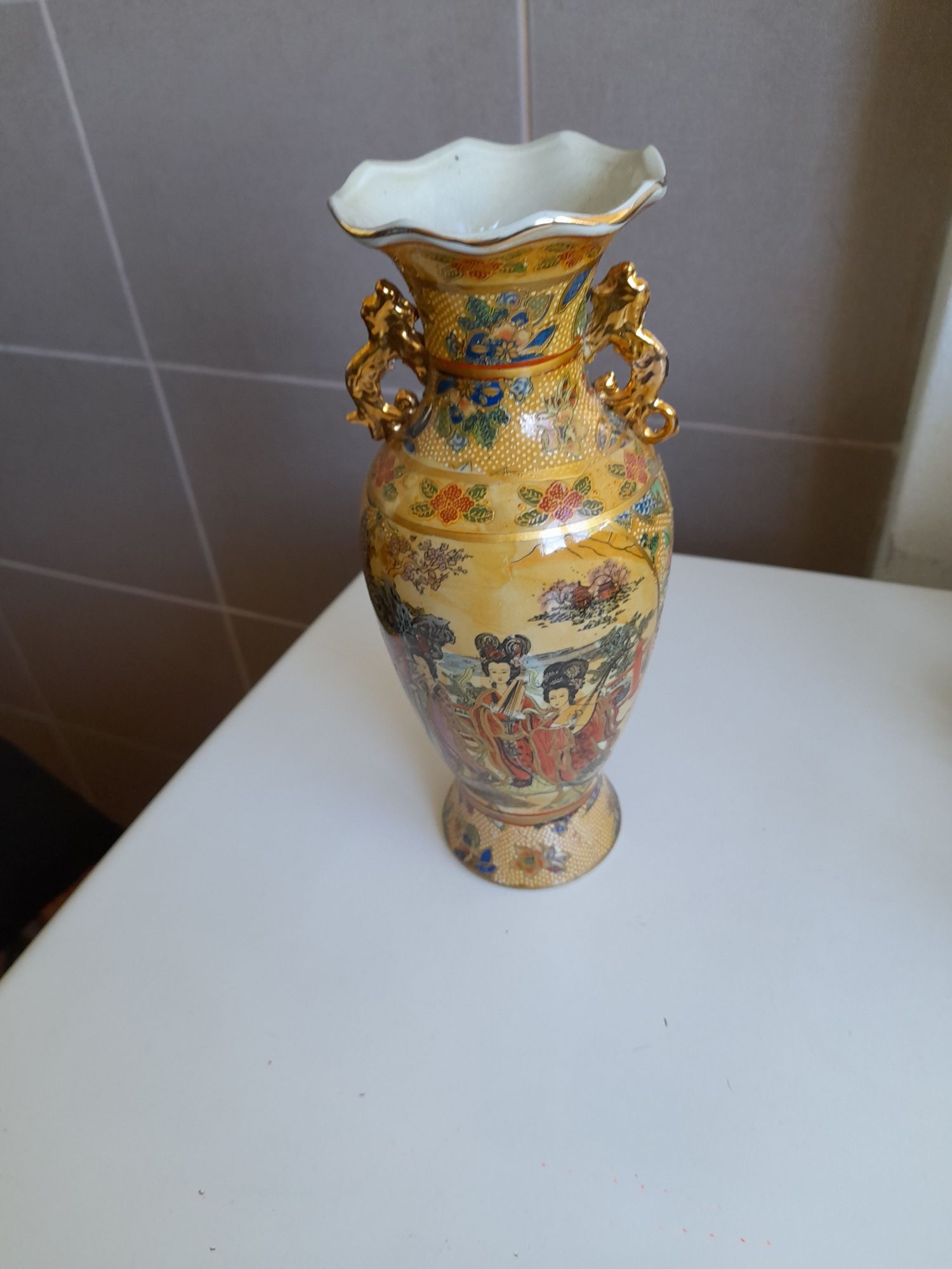 Vaze,una semicristal,una de ceramica,una din Grecia si una China