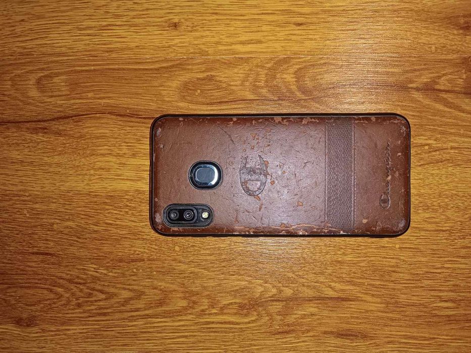 Продавам запазен Самсунг А30