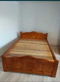 Vând pat din lemn masiv,cu saltea