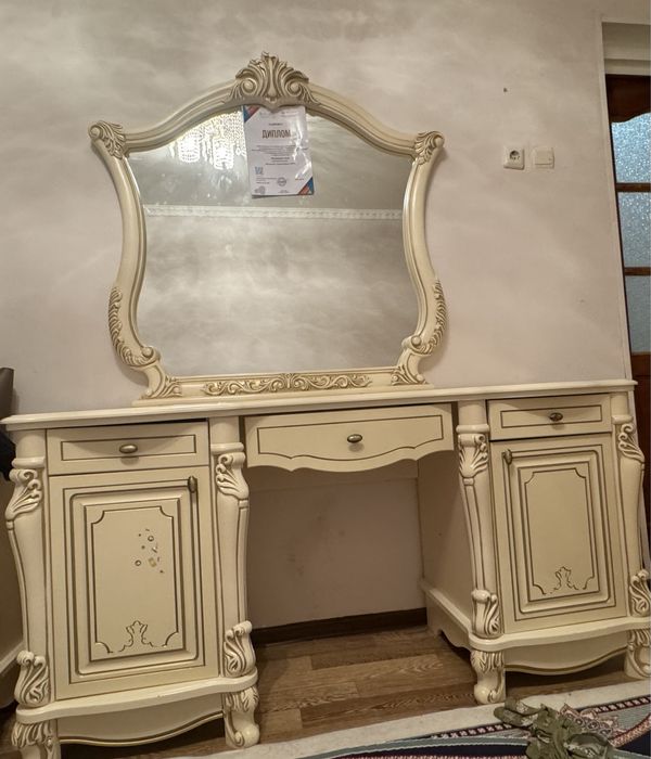 Продаю камод с зеркалом! В хортшем состоянии за такую цену.