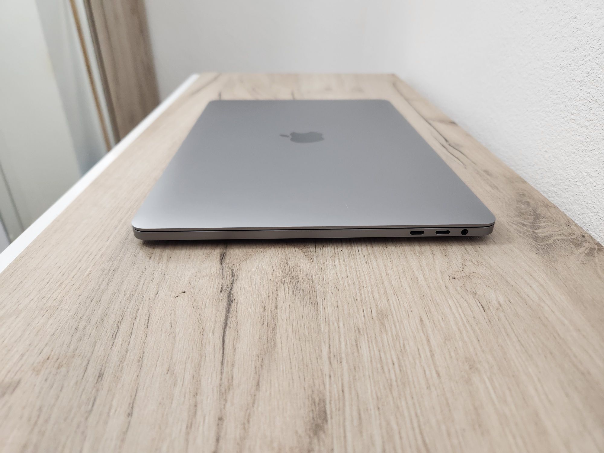 Macbook Pro 2018 touchbar 4 ports
