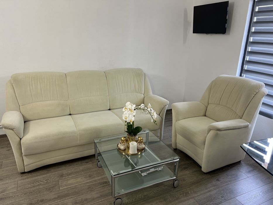 Vand set canapea cu fotoliu si masuta