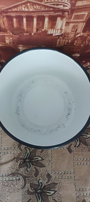 Эмалированные кастрюли и ведро .