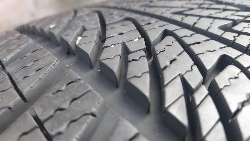 Vand 4 anvelope de iarna 215 45 r17 GOODYEAR foarte bune